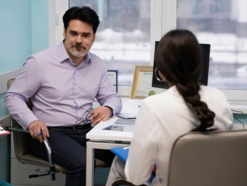 Dr Haitham Al-Gzlan consulting patient for Sculptra in Riyadh